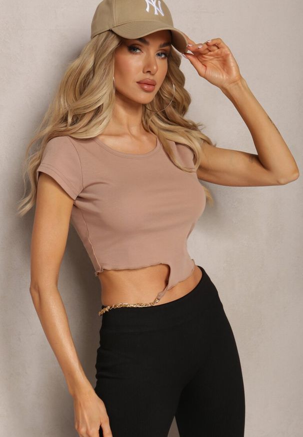 Renee - Ciemnobeżowy T-shirt z Bawełny Ozdobiony Wycięciem i Łańcuszkiem Sparkina. Kolor: beżowy. Materiał: bawełna. Wzór: aplikacja