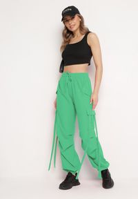 Born2be - Zielone Spodnie Bojówki o Luźnym Kroju ze Sznurkami po Bokach Tizelle. Okazja: na co dzień. Kolor: zielony. Długość: długie. Styl: elegancki, casual #3