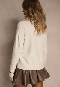 Renee - Jasnobeżowy Sweter z Tłoczonymi Sercami Unareia. Okazja: na co dzień. Kolor: beżowy. Materiał: jeans. Sezon: jesień. Styl: casual #5