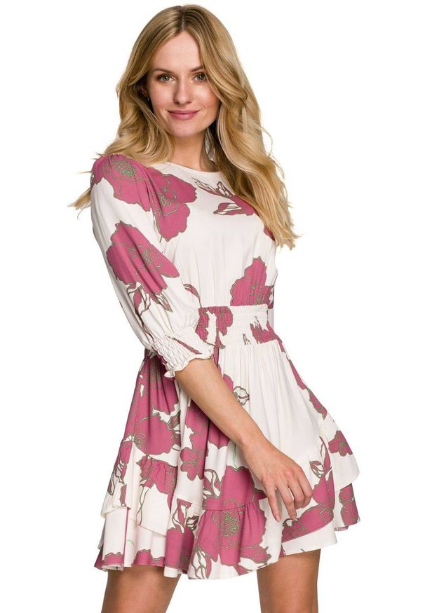 Makover - Rozkloszowana sukienka mini w kwiaty z wysokim pasem. Materiał: wiskoza. Wzór: kwiaty. Długość: mini