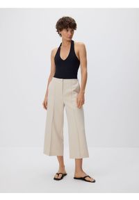Reserved - Spodnie culotte z kantem - beżowy. Kolor: beżowy. Materiał: wiskoza, tkanina