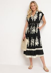 Born2be - Czarna Rozkloszowana Sukienka w Stylu Boho Zapinana na Guziki z Materiałowym Paskiem Inferi. Typ kołnierza: dekolt w serek. Kolor: czarny. Materiał: materiał. Długość rękawa: krótki rękaw. Styl: boho