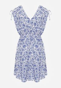 Renee - Niebiesko-Biała Sukienka Bawełniana na Grubych Ramiączkach z Gumką w Pasie Zapinana na Guziki Tessri. Okazja: na co dzień, na randkę. Kolor: niebieski. Materiał: bawełna. Długość rękawa: na ramiączkach. Wzór: kwiaty. Sezon: lato. Typ sukienki: proste. Styl: casual, elegancki, wakacyjny #2