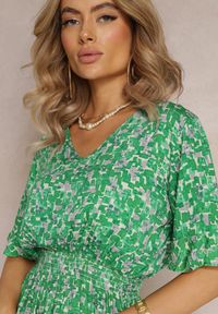 Renee - Zielona Rozkloszowana Sukienka Mini z Wiskozy Ozdobiona Falbanką z Gumką w Talii Etase. Kolor: zielony. Materiał: wiskoza. Wzór: aplikacja. Długość: mini