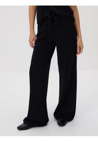 Reserved - Spodnie dresowe long leg - czarny. Kolor: czarny. Materiał: dresówka