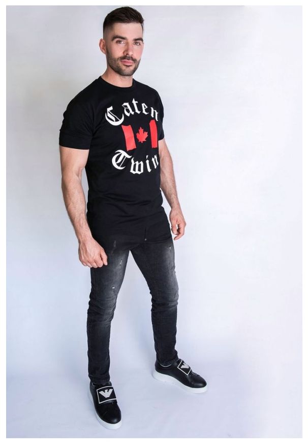 DSQUARED2 T-shirt męski, czarny z nadrukiem ,,caten twins. Kolor: czarny. Materiał: bawełna, prążkowany. Wzór: nadruk