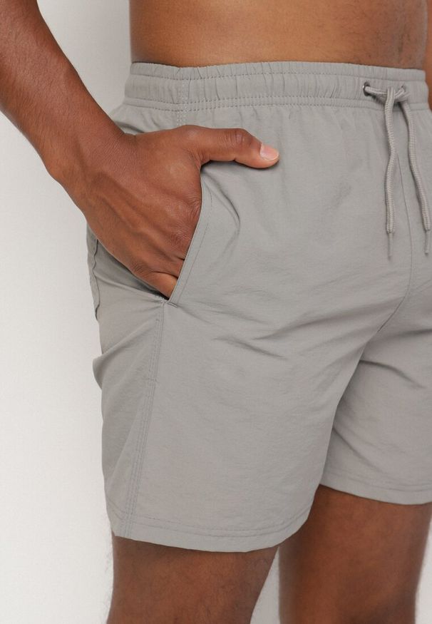 Born2be - Szare Klasyczne Kąpielówki Szorty z Wiązaniem i Kieszeniami Foleona. Kolor: szary. Materiał: len