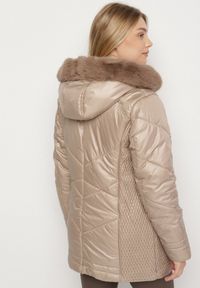 Born2be - Brązowa Kurtka z Pikowanymi Przeszyciami i Kapturem z Futerkiem Vevea. Okazja: na spotkanie biznesowe, do pracy, na co dzień, na spacer. Kolekcja: plus size. Kolor: brązowy. Materiał: futro. Styl: biznesowy, casual, elegancki #4