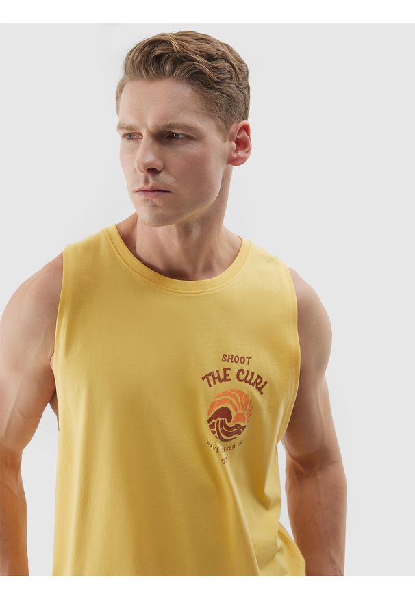 4f - 4F Tank top z nadrukiem męski - żółty XL. Kolor: żółty. Materiał: dzianina, jersey, bawełna. Długość rękawa: na ramiączkach. Wzór: nadruk