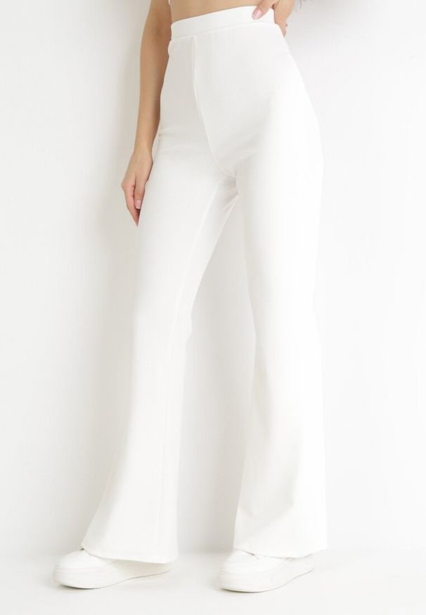 Born2be - Białe Spodnie Dzwony z Gumką w Pasie Milica. Okazja: na co dzień. Stan: podwyższony. Kolor: biały. Materiał: wiskoza, dzianina. Styl: elegancki, casual
