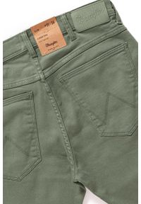 Wrangler - WRANGLER SPODNIE MĘSKIE LARSTON DUSTY OLIVE W18SDV65M. Materiał: jeans #9