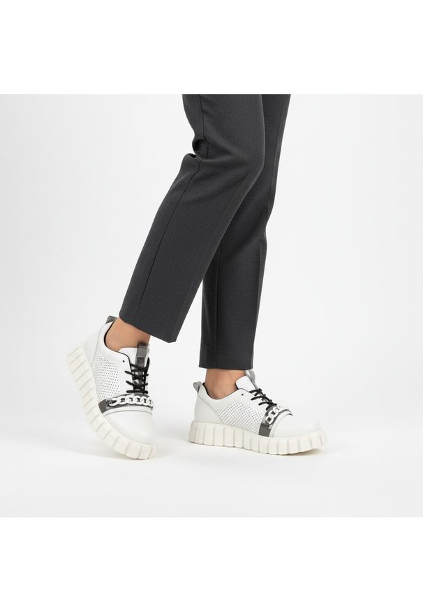 Sneakersy damskie Artiker cholewka ze skóry naturalnej licowej z perforowanym panelem bocznym i sznurowaniem uzupełnionym dekoracyjnym łańcuchem, bia. Kolor: biały. Materiał: skóra. Szerokość cholewki: normalna