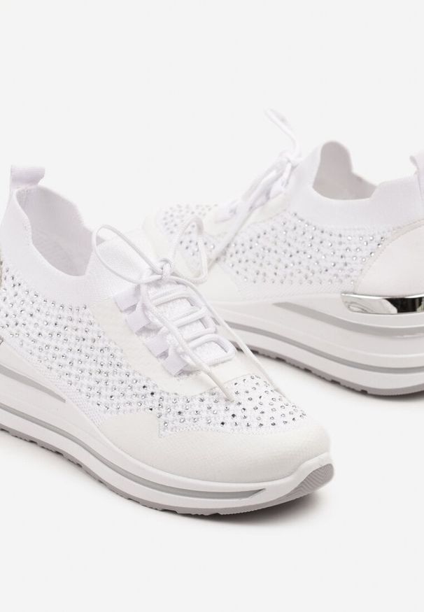 Born2be - Białe Sneakersy na Koturnie z Cyrkoniami z Metalicznym Zdobieniem Bariena. Zapięcie: sznurówki. Kolor: biały. Wzór: aplikacja. Obcas: na koturnie