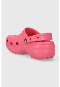 Crocs klapki Classic Platform Clog damskie kolor różowy na platformie 206750. Nosek buta: okrągły. Kolor: różowy. Materiał: materiał. Wzór: gładki. Obcas: na platformie #3