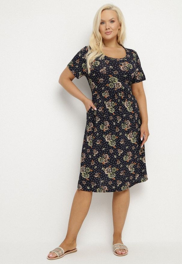 Born2be - Granatowo-Beżowa Rozkloszowana Sukienka w Kwiatowy Wzór Lumilisse. Okazja: na spacer, na co dzień. Kolor: niebieski. Wzór: kwiaty. Styl: klasyczny, casual, elegancki