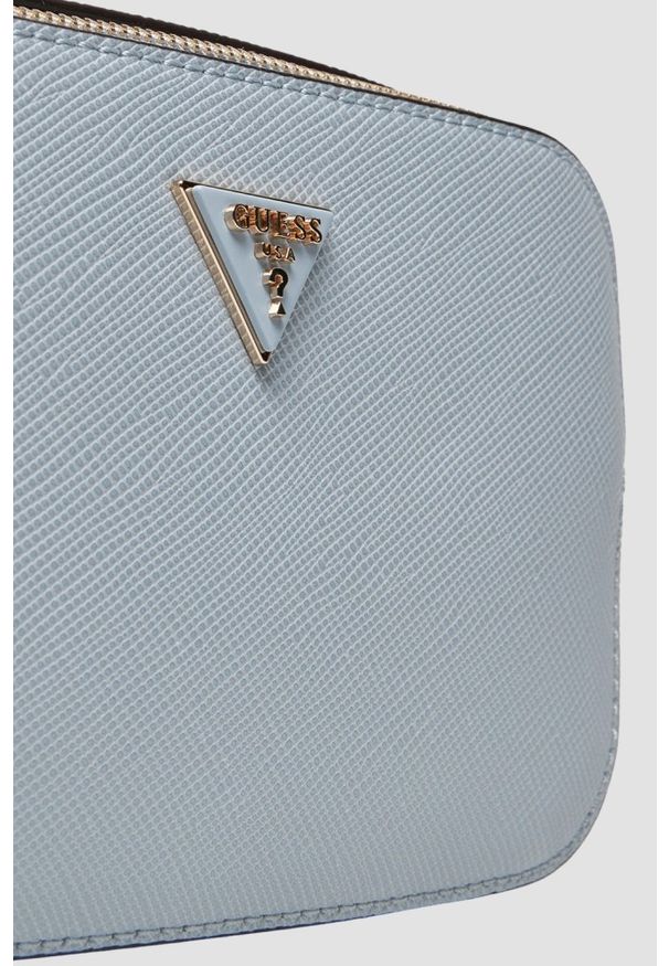 Guess - GUESS Błękitna kopertówka damska Noelle II. Kolor: niebieski. Materiał: skórzane
