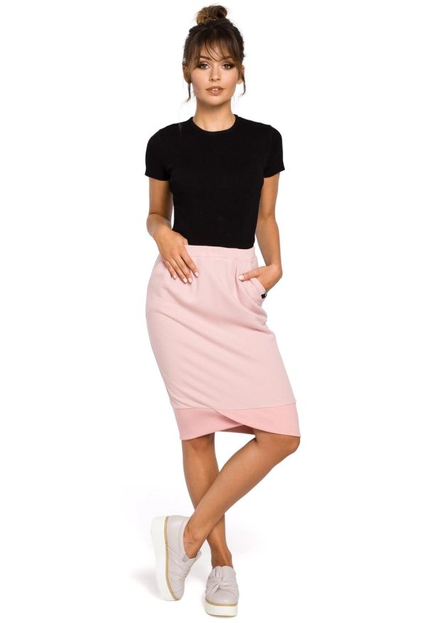 Sukienki.shop - Spódnica ołówkowa dzianinowa asymetryczna bombka pudrowy róż. Okazja: na co dzień, do pracy. Kolor: różowy. Materiał: dzianina. Styl: casual