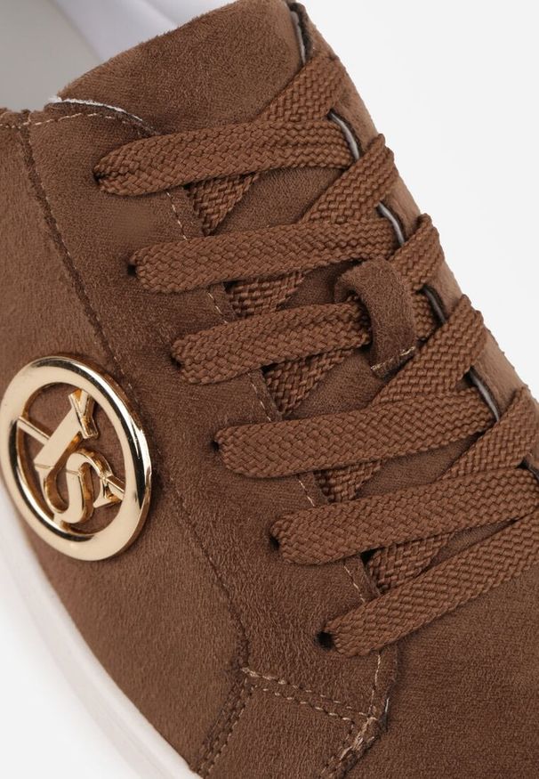 Renee - Jasnobrązowe Sneakersy Vices na Platformie Ozdobione Metaliczną Aplikacją Tatellia. Okazja: na co dzień. Kolor: beżowy. Materiał: jeans. Wzór: aplikacja. Obcas: na platformie