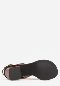 Born2be - Brązowe Sandały Japonki na Słupku z Biżuteryjną Ozdobą Uhryss. Kolor: brązowy. Materiał: len. Wzór: aplikacja. Sezon: lato. Obcas: na słupku. Styl: elegancki, klasyczny. Wysokość obcasa: średni #9