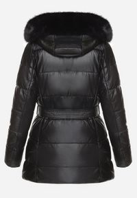 Born2be - Czarna Pikowana Kurtka z Kapturem Futerkiem i Paskiem Greleti. Okazja: na spacer. Typ kołnierza: kaptur. Kolor: czarny. Materiał: futro. Styl: elegancki #3