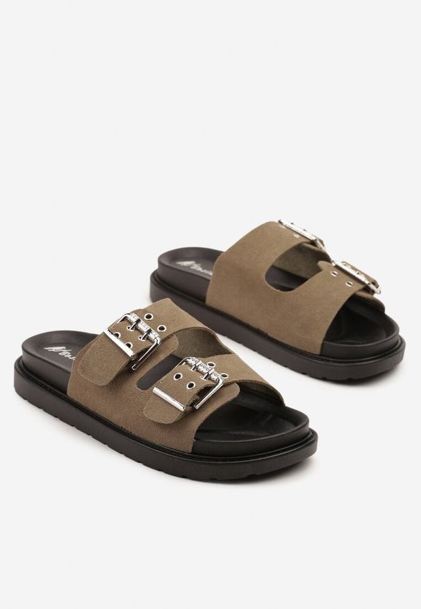 Born2be - Zielone Klapki z Ozdobnymi Klamrami Sistella. Okazja: na spacer. Kolor: zielony. Materiał: jeans. Wzór: aplikacja. Sezon: lato. Obcas: na płaskiej podeszwie. Styl: klasyczny, elegancki