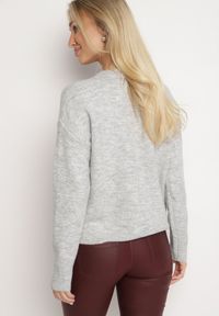 Born2be - Jasnoszary Sweter z Ozdobnym Haftem z Przodu Minavira. Okazja: na co dzień. Kolor: szary. Materiał: jeans. Wzór: haft. Styl: klasyczny, elegancki, casual