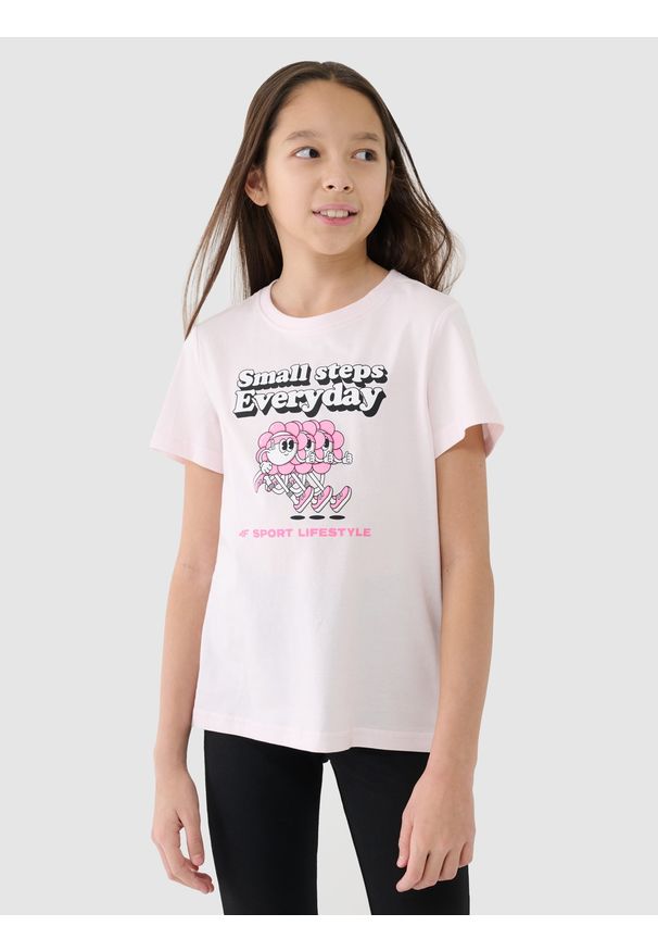 4f - 4F T-shirt regular z nadrukiem dziewczęcy - beżowy 164 (13-14 lat). Okazja: na co dzień. Kolor: beżowy. Materiał: bawełna, jersey, dzianina. Długość rękawa: krótki rękaw. Długość: krótkie. Wzór: nadruk. Sezon: lato. Styl: sportowy, klasyczny, casual