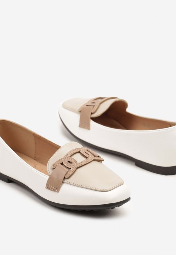 Born2be - Białe Mokasyny z Ozdobnym Paskiem Sovlia. Okazja: na co dzień. Zapięcie: pasek. Kolor: biały. Materiał: jeans, jedwab. Obcas: na obcasie. Styl: casual, elegancki. Wysokość obcasa: niski