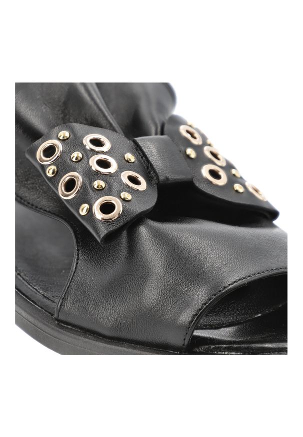 Czarne Sandały Karino Modne Obuwie Damskie Z Kokardą. Okazja: na co dzień. Zapięcie: pasek. Kolor: czarny. Materiał: skóra. Wzór: aplikacja. Obcas: na płaskiej podeszwie. Styl: casual, elegancki, rockowy, klasyczny