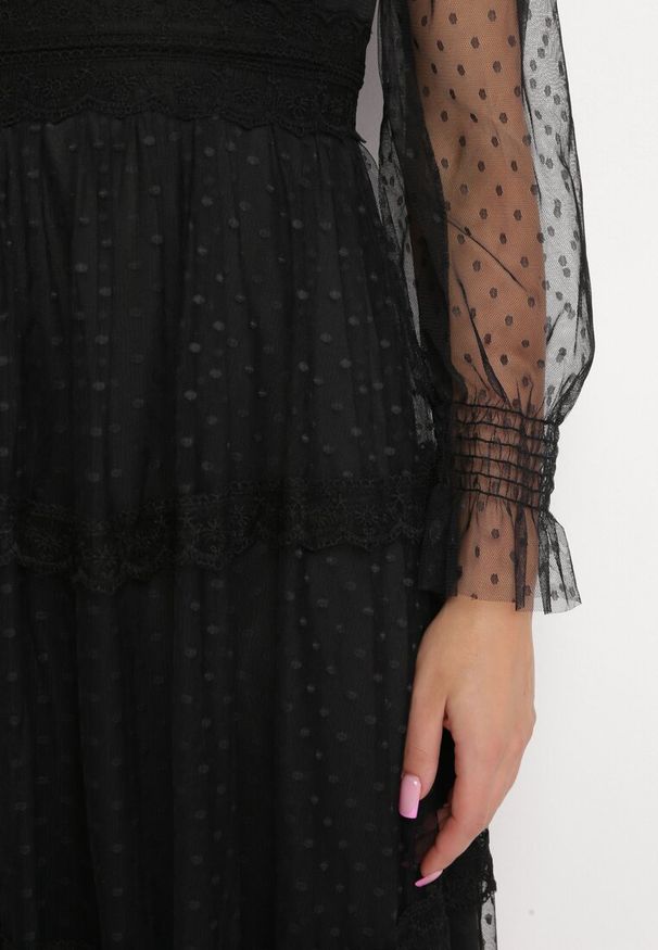 Born2be - Czarna Rozkloszowana Sukienka Maxi z Koronką Jorissa. Typ kołnierza: dekolt w serek. Kolor: czarny. Materiał: koronka. Wzór: koronka. Styl: klasyczny. Długość: maxi