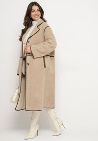 Born2be - Beżowy Jednorzędowy Płaszcz z Futerka Typu Baranek z Ozdobnymi Przeszyciami Zinnamira. Okazja: na co dzień. Kolor: beżowy. Materiał: futro. Długość rękawa: długi rękaw. Długość: długie. Styl: casual, elegancki, klasyczny, wizytowy #6