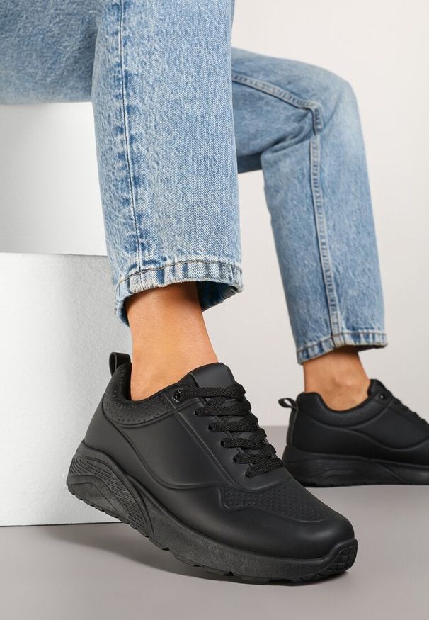 Born2be - Czarne Sneakersy Ozdobione Tłoczeniem Ulivianna. Okazja: na co dzień. Kolor: czarny. Materiał: jeans. Wzór: aplikacja