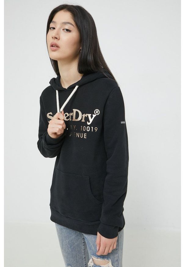 Superdry bluza damska kolor czarny z kapturem z nadrukiem. Typ kołnierza: kaptur. Kolor: czarny. Długość rękawa: długi rękaw. Długość: długie. Wzór: nadruk