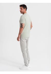 Ombre Clothing - Casualowy męski t-shirt z naszywką na kieszeni – jasnoszary V2 OM-TSCT-0109 - XXL. Okazja: na co dzień. Kolor: szary. Materiał: guma, bawełna, jersey, skóra. Wzór: aplikacja. Styl: casual #4