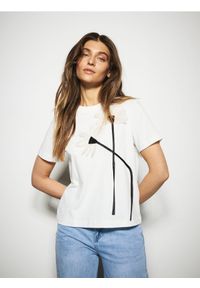 Reserved - T-shirt z aplikacją - biały. Kolor: biały. Materiał: dzianina, bawełna. Wzór: aplikacja. Styl: klasyczny #1