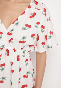 Born2be - Biała Bawełniana Sukienka o Rozkloszowanym Kroju we Wzór w Wisienki Folelia. Okazja: na co dzień. Typ kołnierza: dekolt w serek. Kolor: biały. Materiał: bawełna. Wzór: aplikacja. Typ sukienki: proste. Styl: casual #2