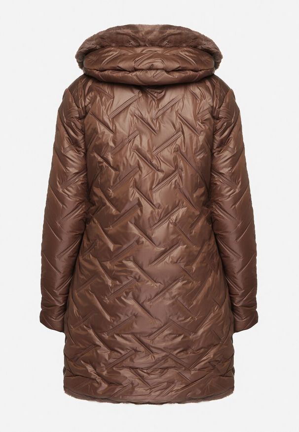 Born2be - Brązowa Kurtka Pikowana z Kapturem Ocieplona Futerkiem Zennira. Okazja: na co dzień. Typ kołnierza: kaptur. Kolor: brązowy. Materiał: futro. Sezon: jesień, zima. Styl: elegancki, casual