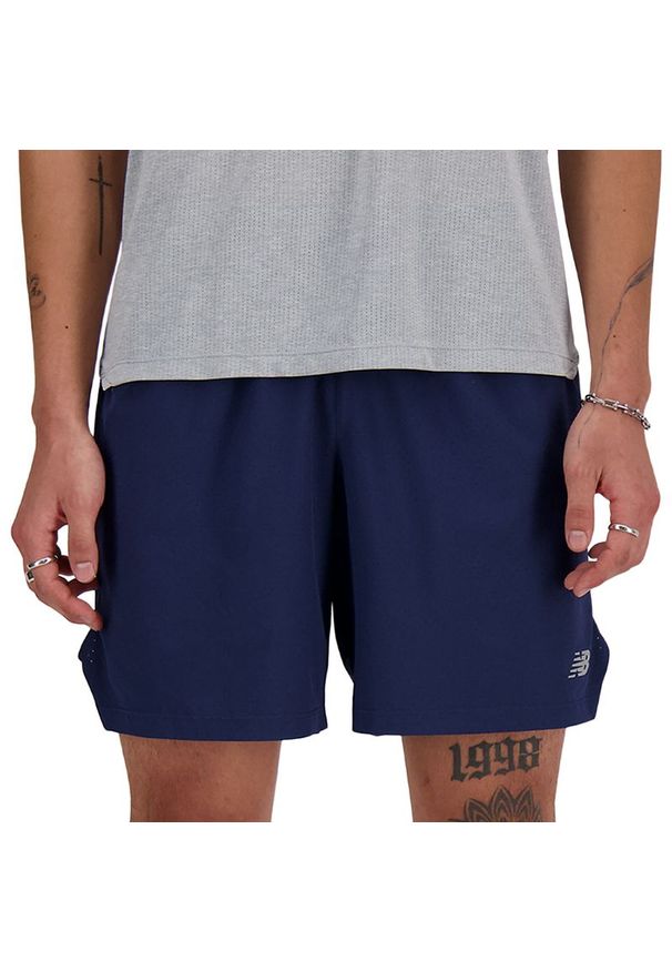 Spodenki męskie New Balance MS41283NNY - granatowe. Kolor: niebieski. Materiał: tkanina, poliester, materiał. Sport: fitness