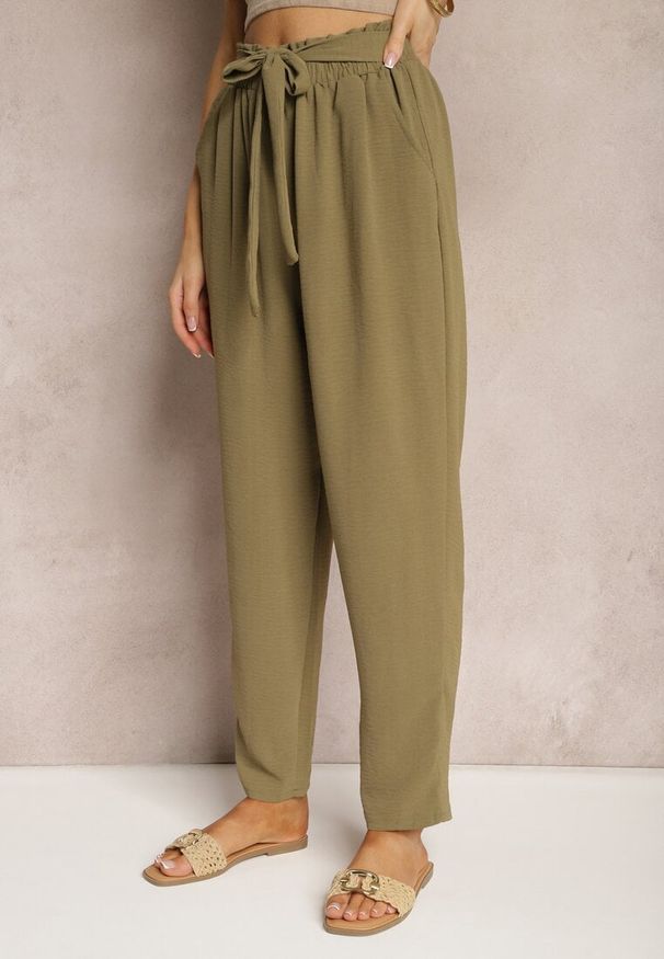Renee - Ciemnozielone Spodnie High Waist Wiązane w Pasie Wykończone Gumką w Talii Dimixi. Okazja: na co dzień. Stan: podwyższony. Kolor: zielony. Styl: casual