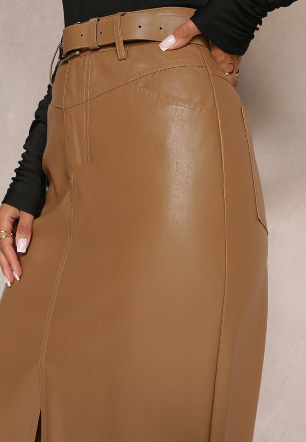 Renee - Beżowa Ołówkowa Spódnica Maxi z Ekoskóry Evell. Okazja: na co dzień. Stan: podwyższony. Kolor: beżowy. Wzór: aplikacja. Styl: casual, elegancki