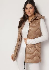Born2be - Ciemnobeżowa Kamizelka z Odpinanym Kapturem Pikowana z Kieszeniami Quillasa. Kolor: beżowy. Materiał: materiał. Sezon: jesień, wiosna #3