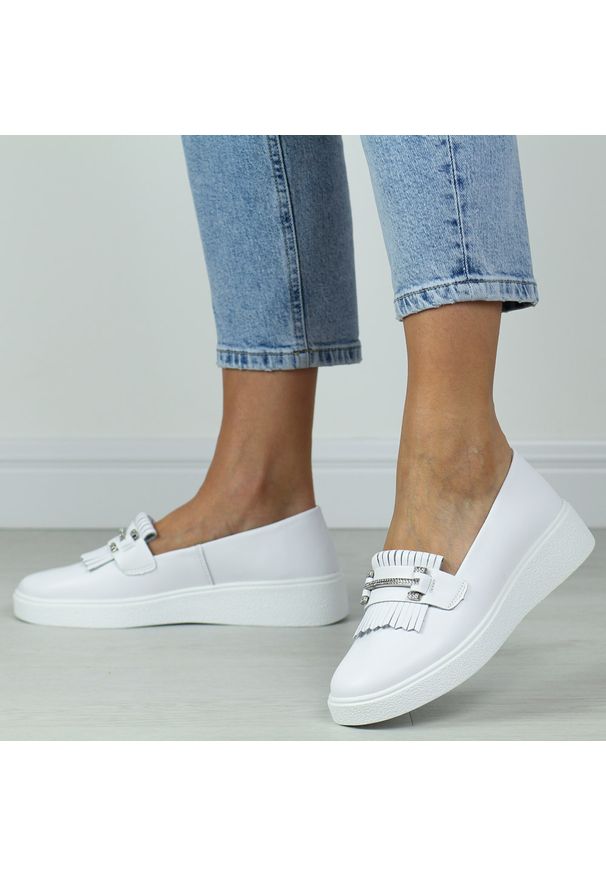 Białe skórzane półbuty damskie S.Barski 590. Zapięcie: bez zapięcia. Kolor: biały. Materiał: skóra. Szerokość cholewki: normalna. Wzór: aplikacja. Sezon: jesień, wiosna, lato. Obcas: na platformie