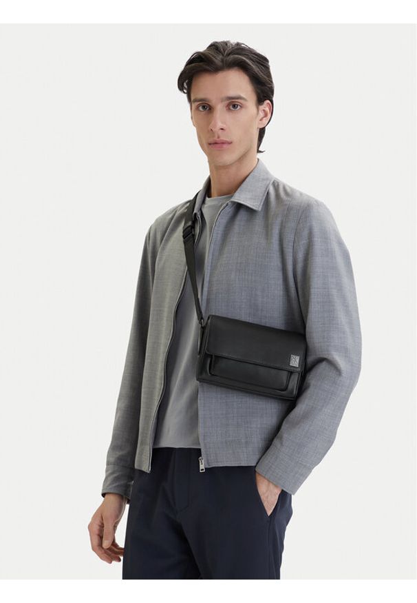 Calvin Klein Torebka Emblem Hw Small Slap Messenger LV04D3367G Czarny. Kolor: czarny. Materiał: skórzane