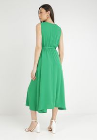 Born2be - Zielona Sukienka Iolaera. Kolor: zielony. Materiał: materiał, tkanina. Długość rękawa: na ramiączkach. Wzór: ażurowy, aplikacja, gładki. Sezon: lato. Typ sukienki: kopertowe. Długość: midi #3