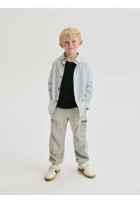 Reserved - Joggery z efektem sprania - jasnozielony. Kolor: zielony. Materiał: dresówka, bawełna, dzianina
