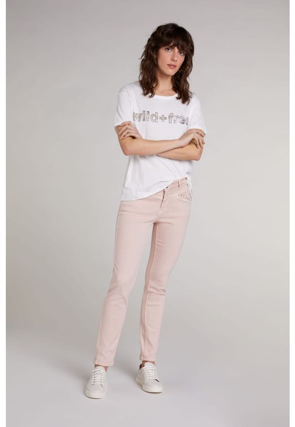 T-shirt z krótkim rękawem oraz napisem wild + free Oui. Kolor: biały. Materiał: bawełna. Długość rękawa: krótki rękaw. Długość: krótkie. Wzór: napisy