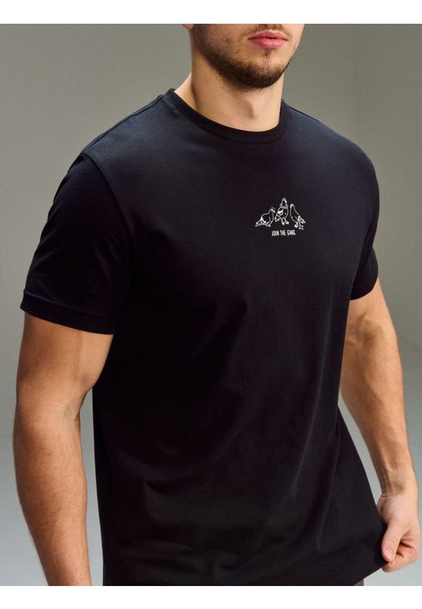 Sinsay - Bawełniana koszulka z nadrukiem - czarny. Kolor: czarny. Materiał: bawełna. Wzór: nadruk