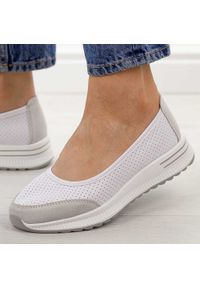 Białe gr ażurowane skórzane baleriny damskie T.Sokolski w26-608. Okazja: na co dzień. Nosek buta: okrągły. Kolor: biały. Materiał: skóra. Szerokość cholewki: normalna. Wzór: ażurowy, aplikacja. Sezon: wiosna, jesień, lato. Styl: casual, klasyczny, sportowy #1