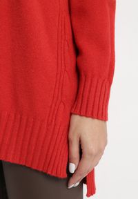 Born2be - Czerwony Sweter o Klasycznym Fasonie ze Ściągaczami Oretta. Okazja: na co dzień. Kolor: czerwony. Długość rękawa: długi rękaw. Długość: długie. Styl: klasyczny