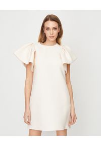 VALENTINO - Beżowa sukienka z falbanami. Okazja: na wesele, na ślub cywilny. Kolor: beżowy. Materiał: wełna, jedwab. Długość rękawa: krótki rękaw. Typ sukienki: proste #1